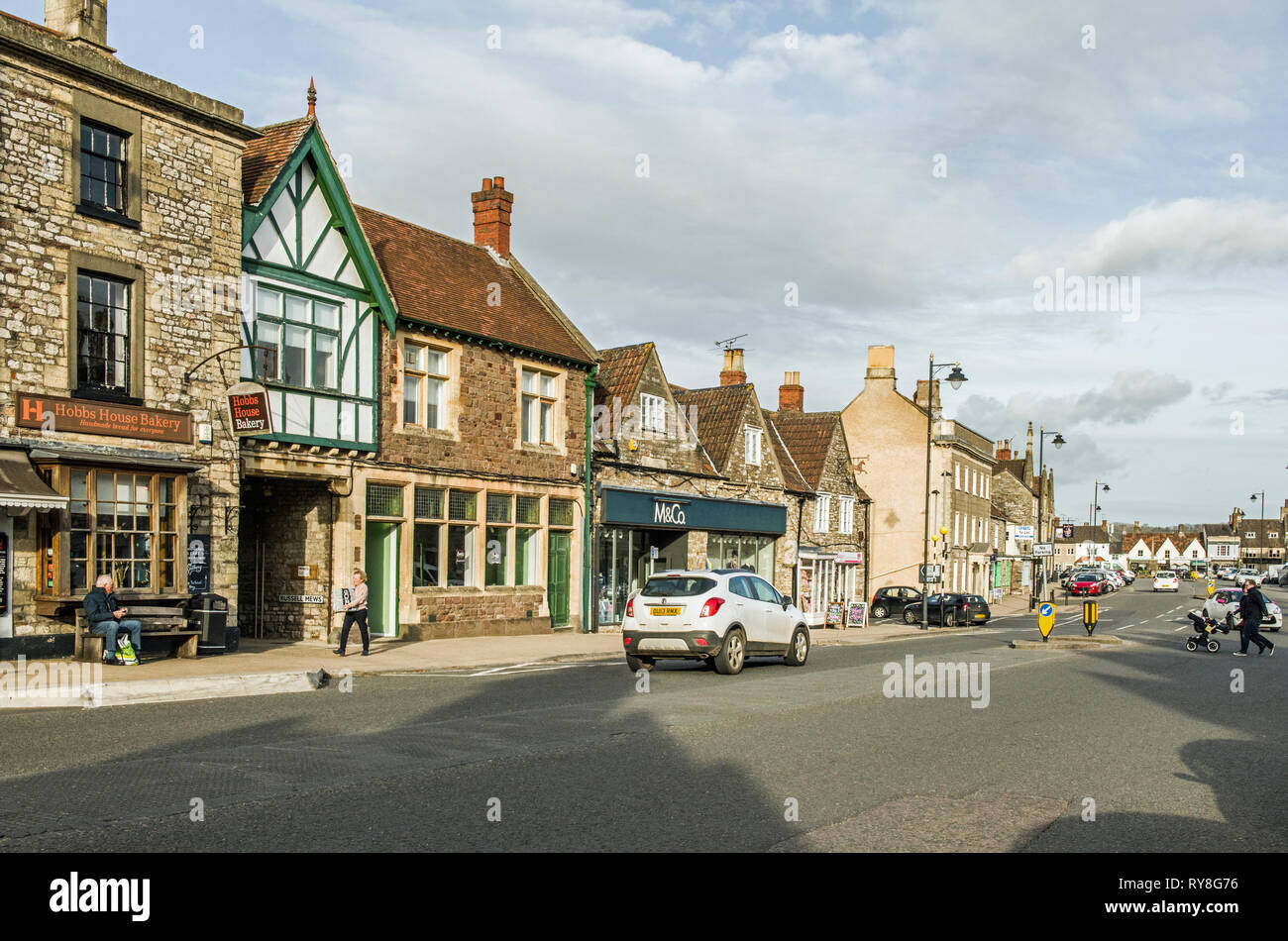 La High Street in Chipping Sodbury, un mercato rurale cittadina nel sud della contea di Gloucestershire, Sud Ovest Inghilterra Foto Stock