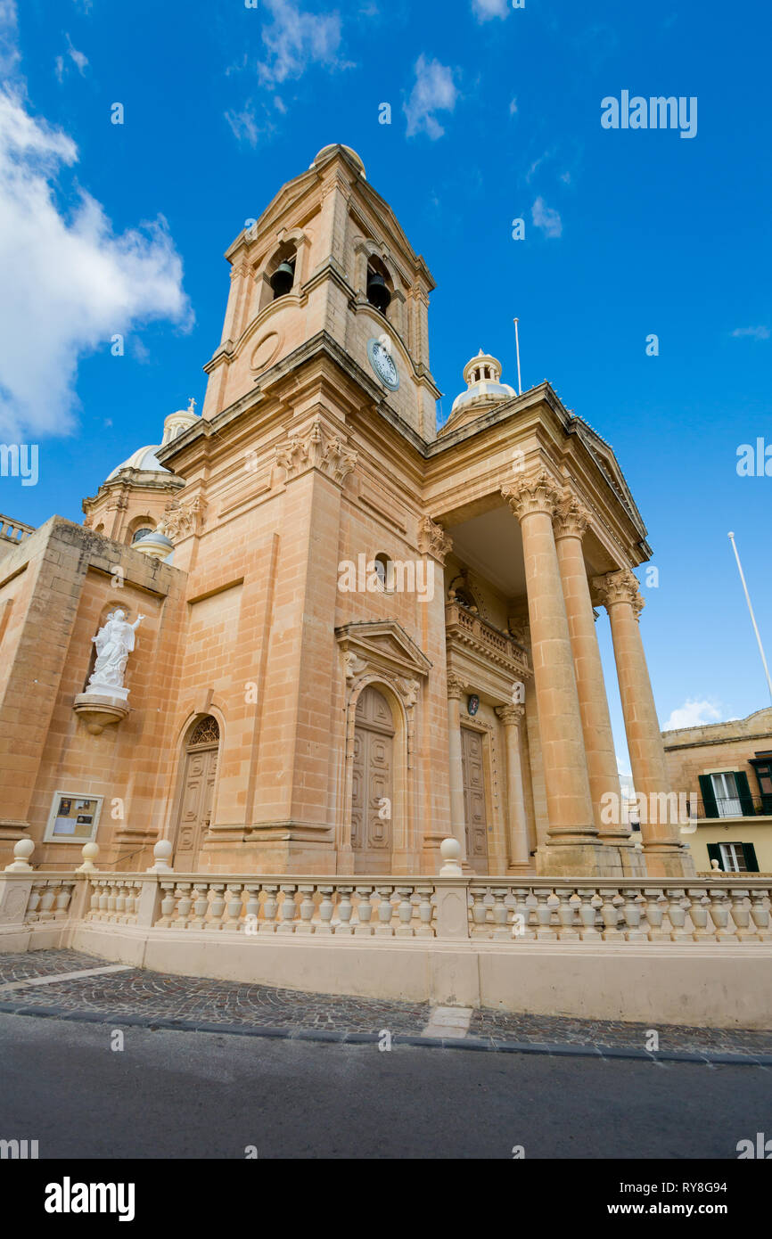 Bella arenaria architettura sacrale cistyscape dell isola di Malta. Bellissimo paesaggio nel sud Europa. Foto Stock