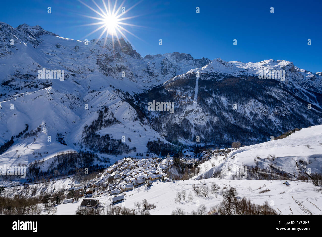 La Grave, Hautes-Alpes, Parco Nazionale degli Ecrins, alpi, Francia: Il villaggio di La tomba con la Meije picco di montagna in inverno (sport invernali ski resort) Foto Stock