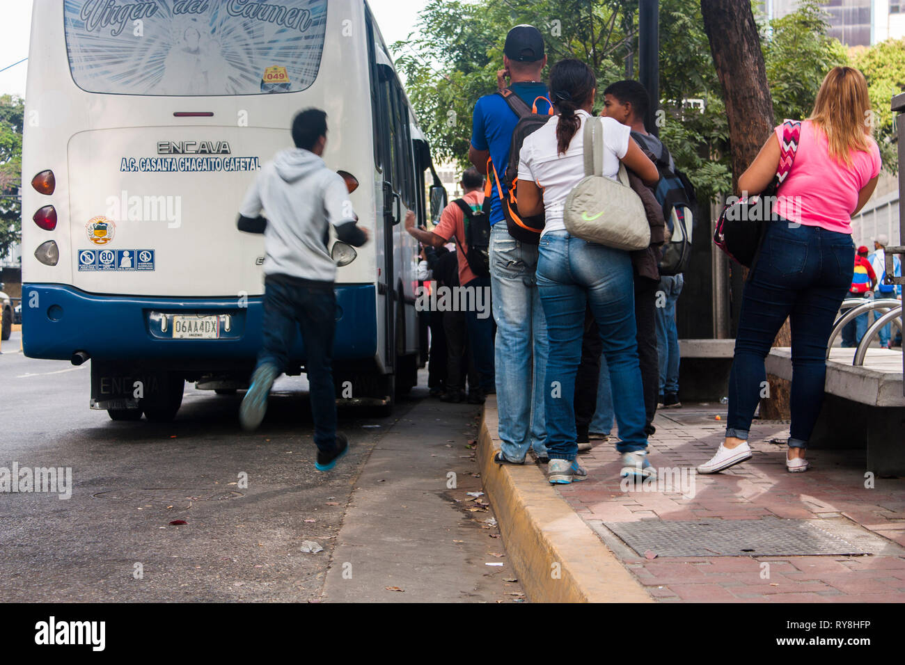 Caracas, Venezuela, 8 marzo 2019. Dopo 2 giorni di problema elettrico intermittente interruzioni di alimentazione ci sono un sacco di problemi con i mezzi di trasporto pubblici. Foto Stock