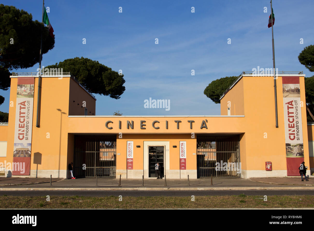 Vista frontale dell'entrata di Cinecitta studios - Roma Foto Stock