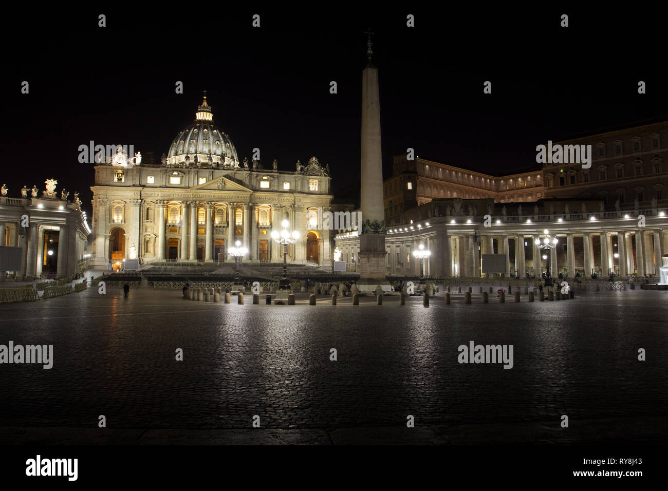 Vista di Piazza San Pietro di notte - (Basilica di san Pietro - Città del Vaticano - Roma Foto Stock