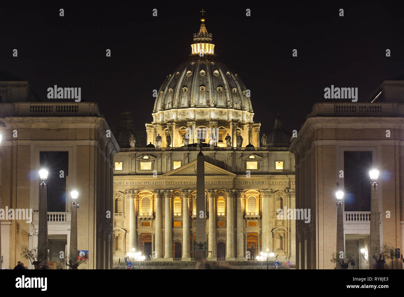 Vista frontale della facciata principale della Basilica di San Pietro durante la notte da via della Conciliazione - (Basilica di san Pietro - Città del Vaticano - Roma Foto Stock