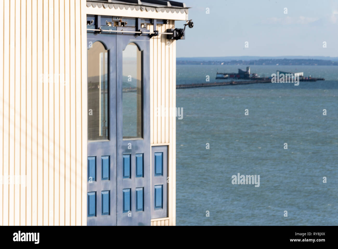 Southend Cliff Lift e Southend Pier. Edificio della stazione restaurato sulla scogliera affacciato sull'estuario del Tamigi, Southend on Sea, Essex, Regno Unito Foto Stock