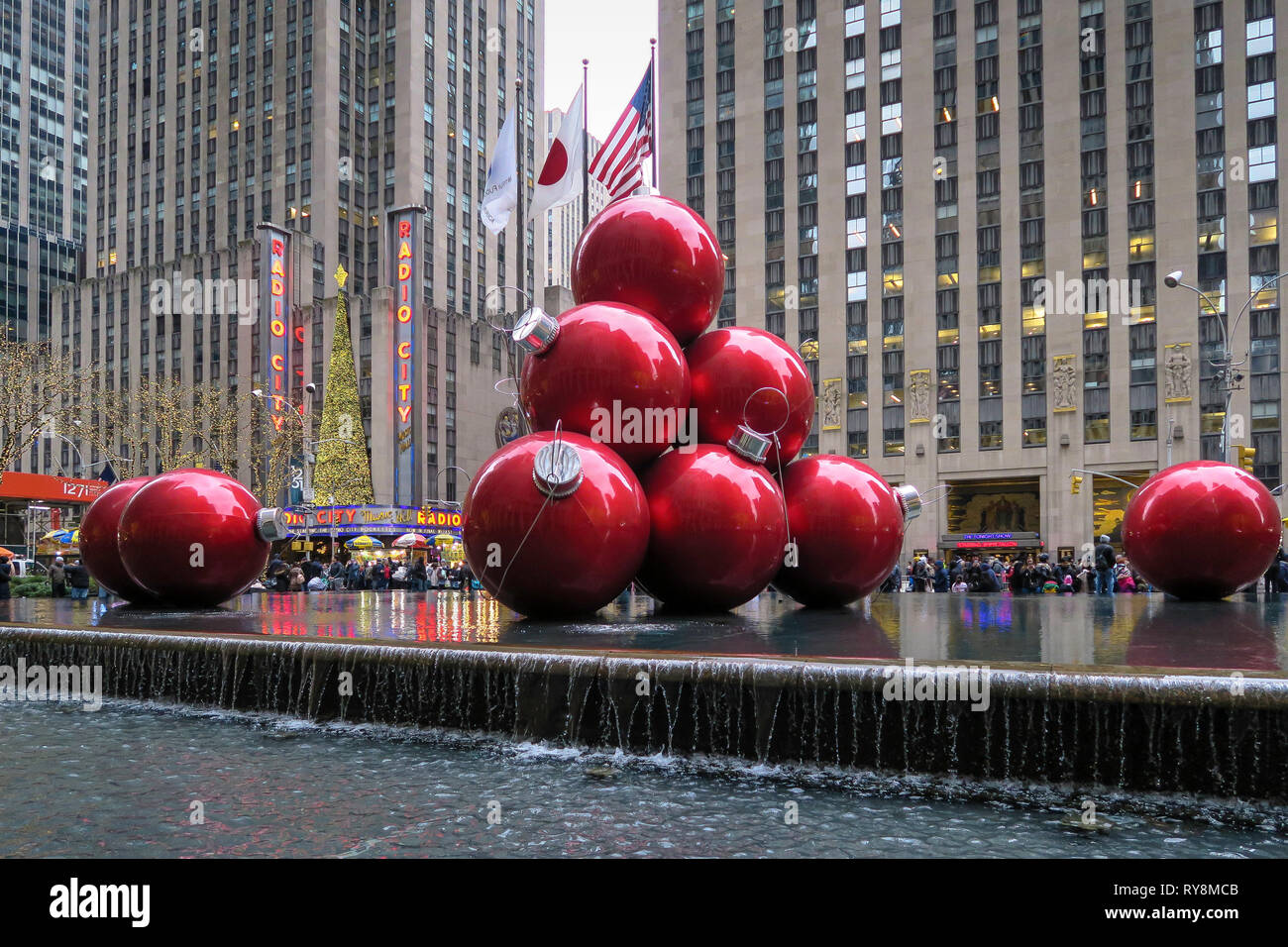 Giant Ornamenti natale, riflettendo la piscina, 1251 Avenue of the Americas, New York City, Stati Uniti d'America Foto Stock