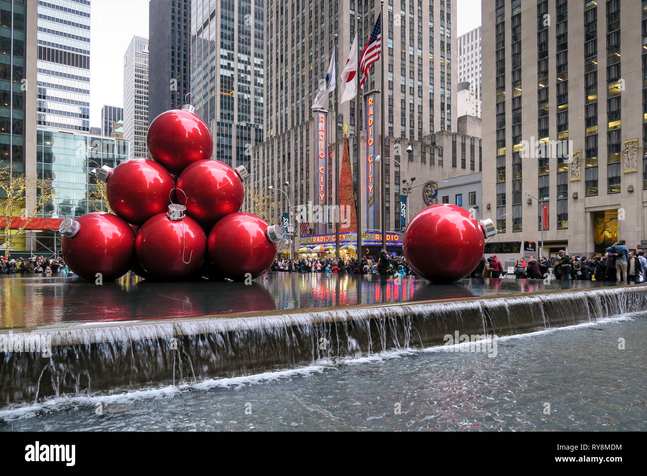 Giant Ornamenti natale, riflettendo la piscina, 1251 Avenue of the Americas, New York City, Stati Uniti d'America Foto Stock