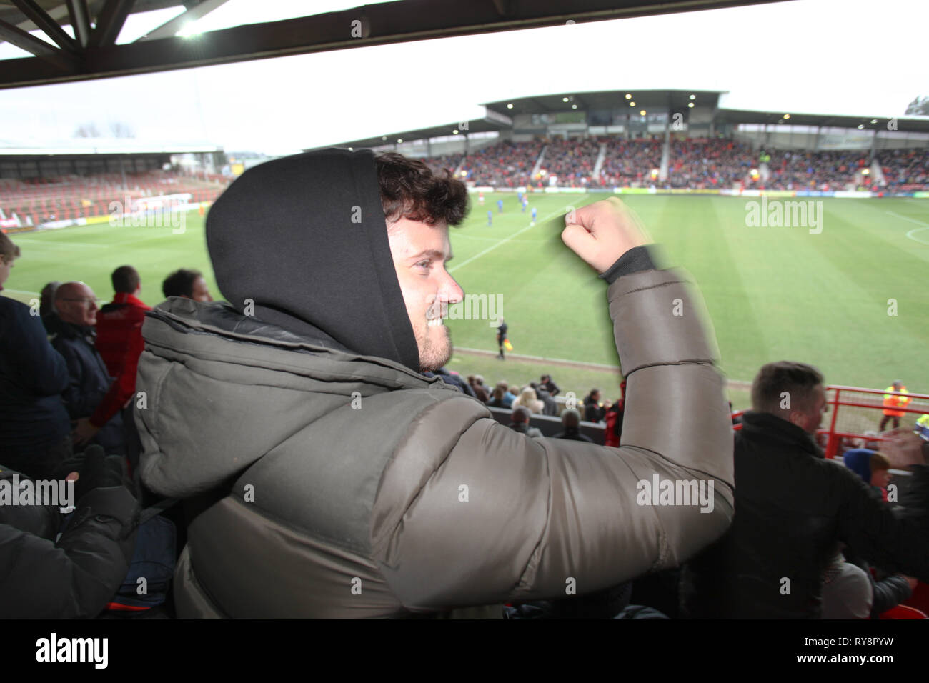 Wrexham i tifosi di calcio in festa dopo il punteggio in Wrexham v Chesterfield gioco di calcio il 2 marzo 2019 Foto Stock