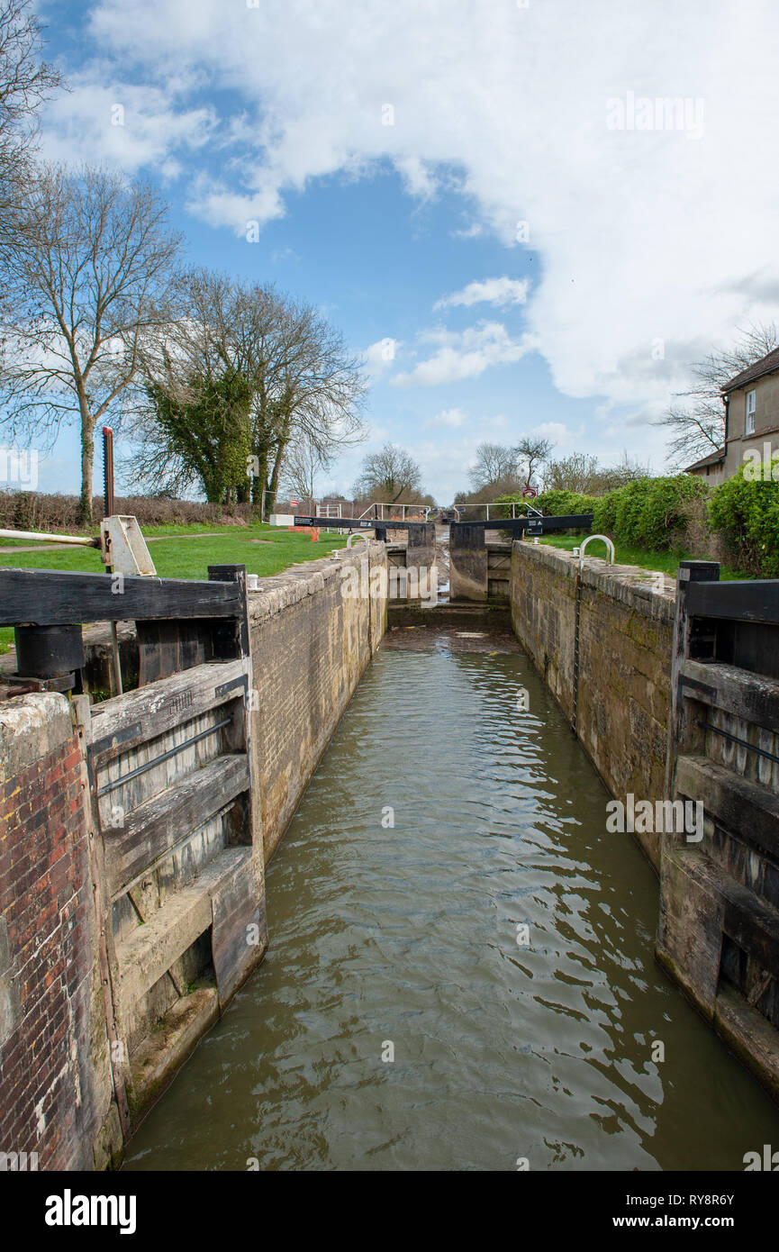 Serratura 15 sul Kennet and Avon Canal, Semington, Wiltshire, Regno Unito. Aperto in corrispondenza di entrambe le estremità che mostra la sterlina scaricato prima del blocco 16 che è sottoposto a lavori di riparazione. Foto Stock