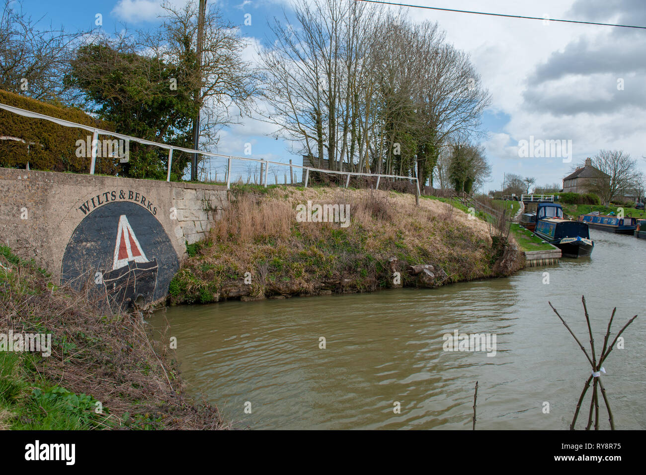 Ingresso all'originale Wilts e Berks Canal dalla Kennet and Avon Canal a Semington, Wiltshire, Regno Unito. Foto Stock