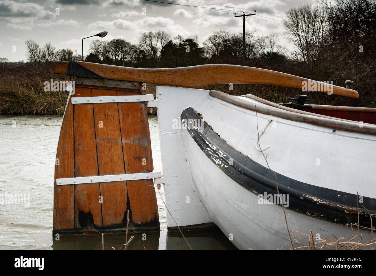 Fascio largo chiatta olandese "warte Schaep' ormeggiato a Semington sul Kennet and Avon Canal, Wiltshire, Regno Unito. Foto Stock