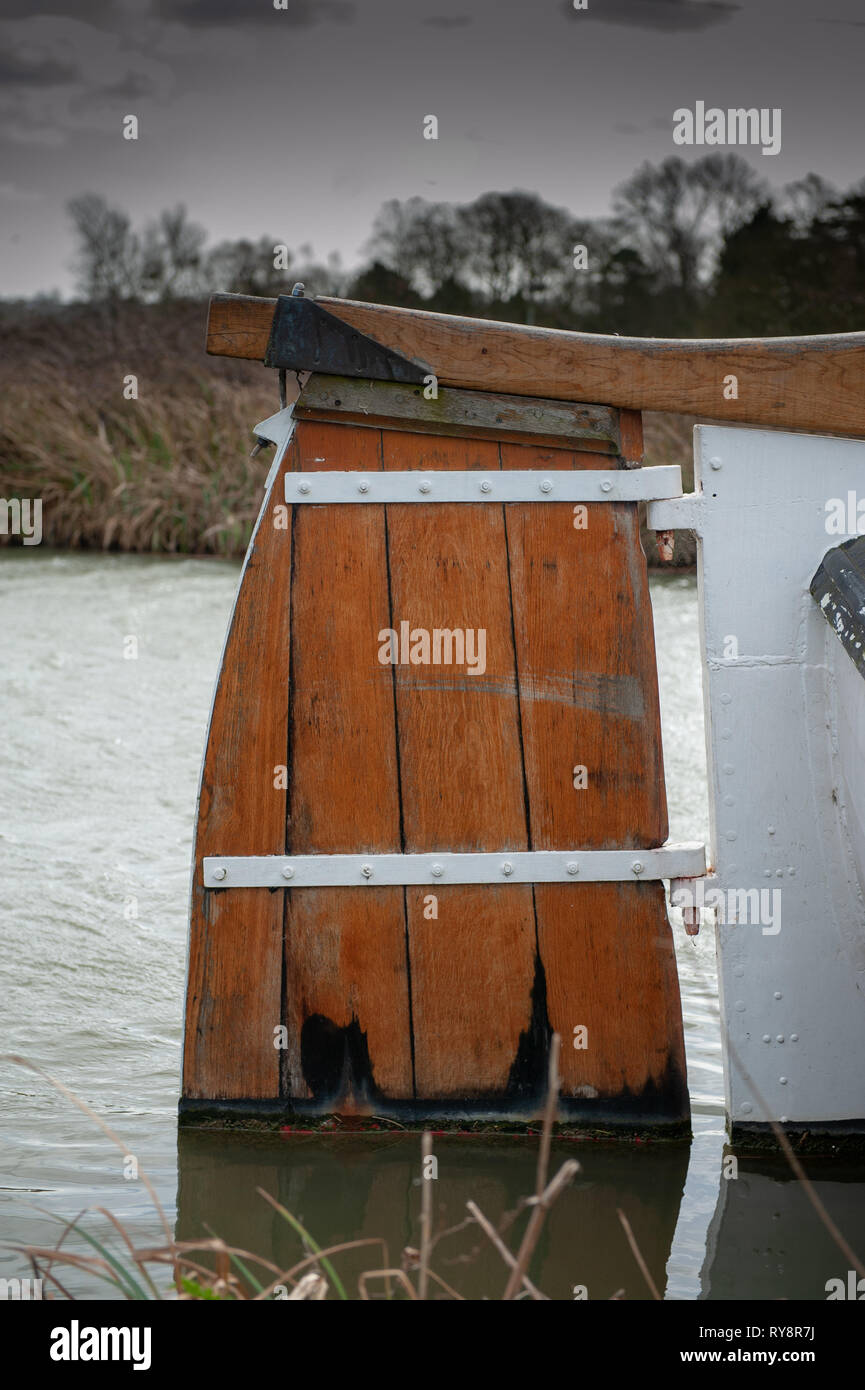 Fascio largo chiatta olandese "warte Schaep' ormeggiato a Semington sul Kennet and Avon Canal, Wiltshire, Regno Unito. Foto Stock