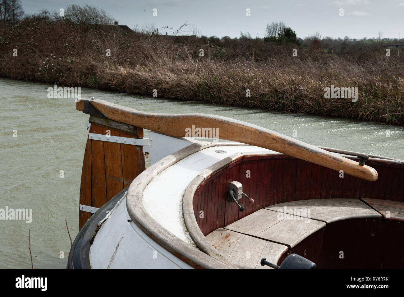 Fascio largo chiatta olandese "warte Schaep' ormeggiato a Semington sul Kennet and Avon Canal, Wiltshire, Regno Unito. Foto Stock
