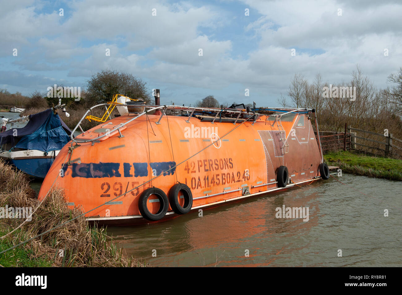Ex ship la scialuppa di salvataggio alla deriva da ormeggi e bloccando il Kennet and Avon canal a Semington, Wiltshire, Regno Unito. Foto Stock