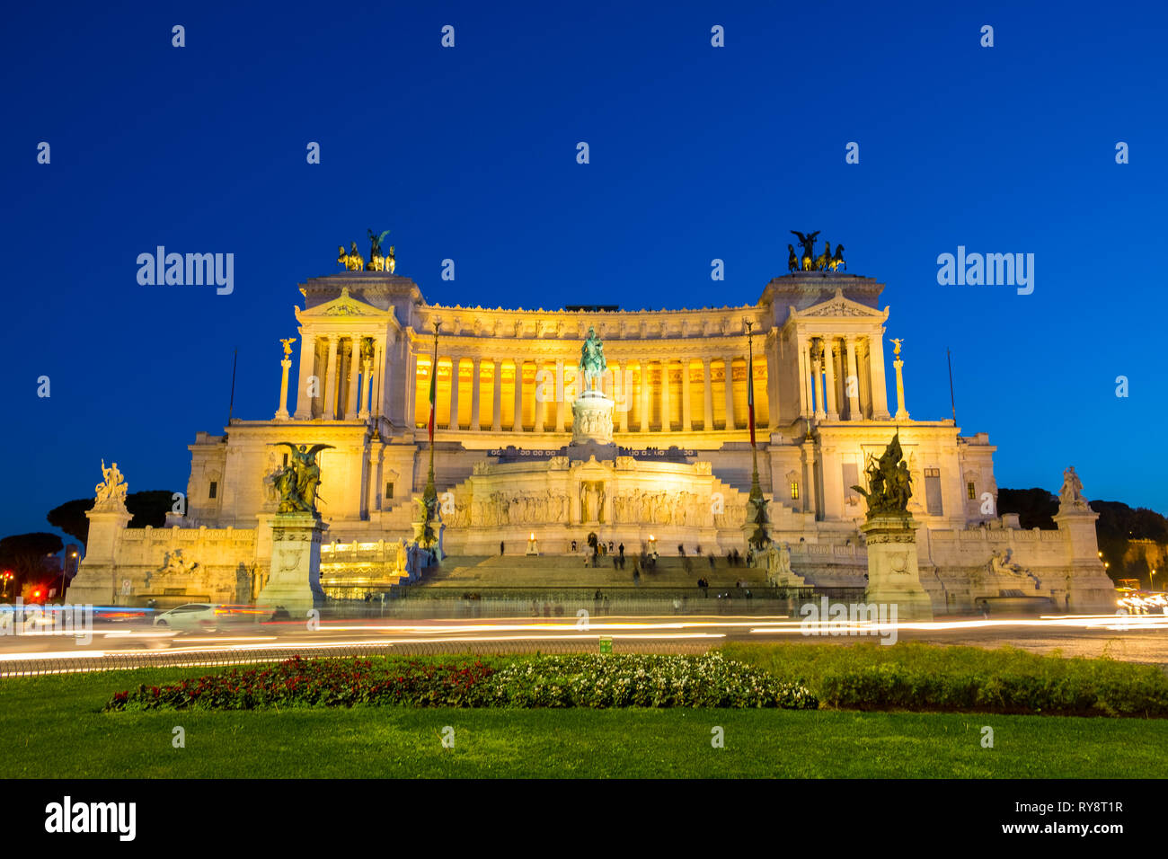 Lunga esposizione della parte anteriore dell Altare della Patria monumento e luci di coda da automobili visto da Piazza Venezia al tramonto Foto Stock