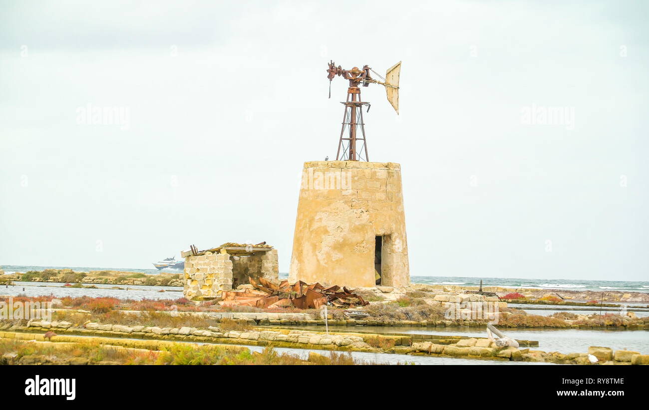 Un vecchio timoni a vento su una piccola torre in Trapani Sicilia trovati nel mezzo del campo di saltmine in Italia Foto Stock