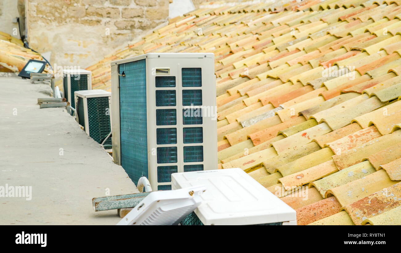 Il aircoolers sul tetto di un edificio in Trapani Sicilia e le tegole sulla casa in Italia Foto Stock