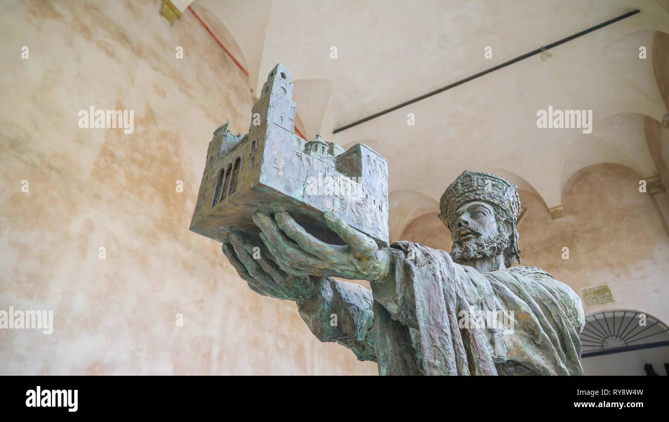 Approfondimento della statua all interno della cattedrale di Palermo Sicilia Italia tenendo un piccolo castello come la statua Foto Stock