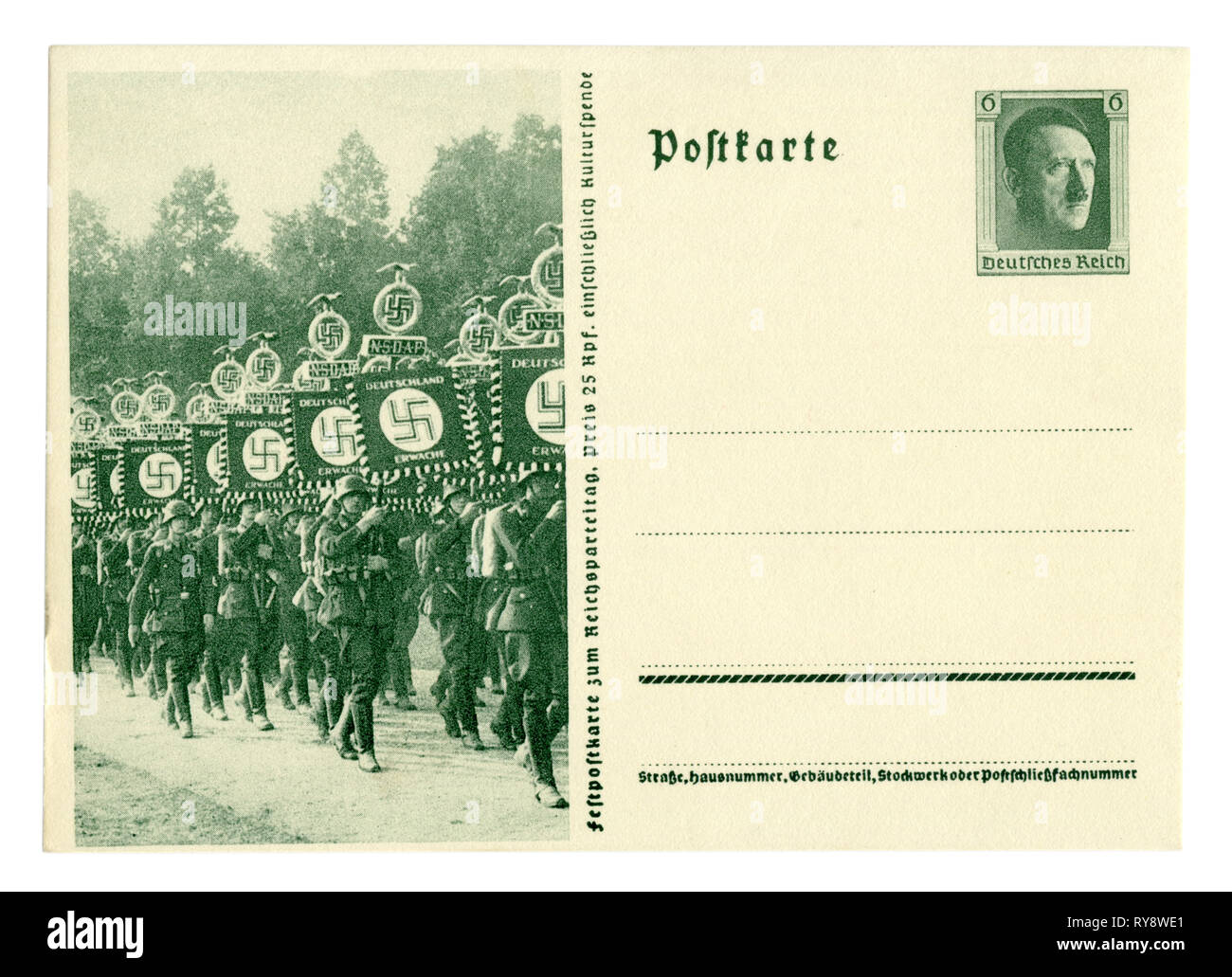German Historical cartolina postale: il nono Congresso di partito della NSDAP a Norimberga nel 1937, waffen SS unità sul marzo con le bandiere. Germania, Terzo Reich Foto Stock