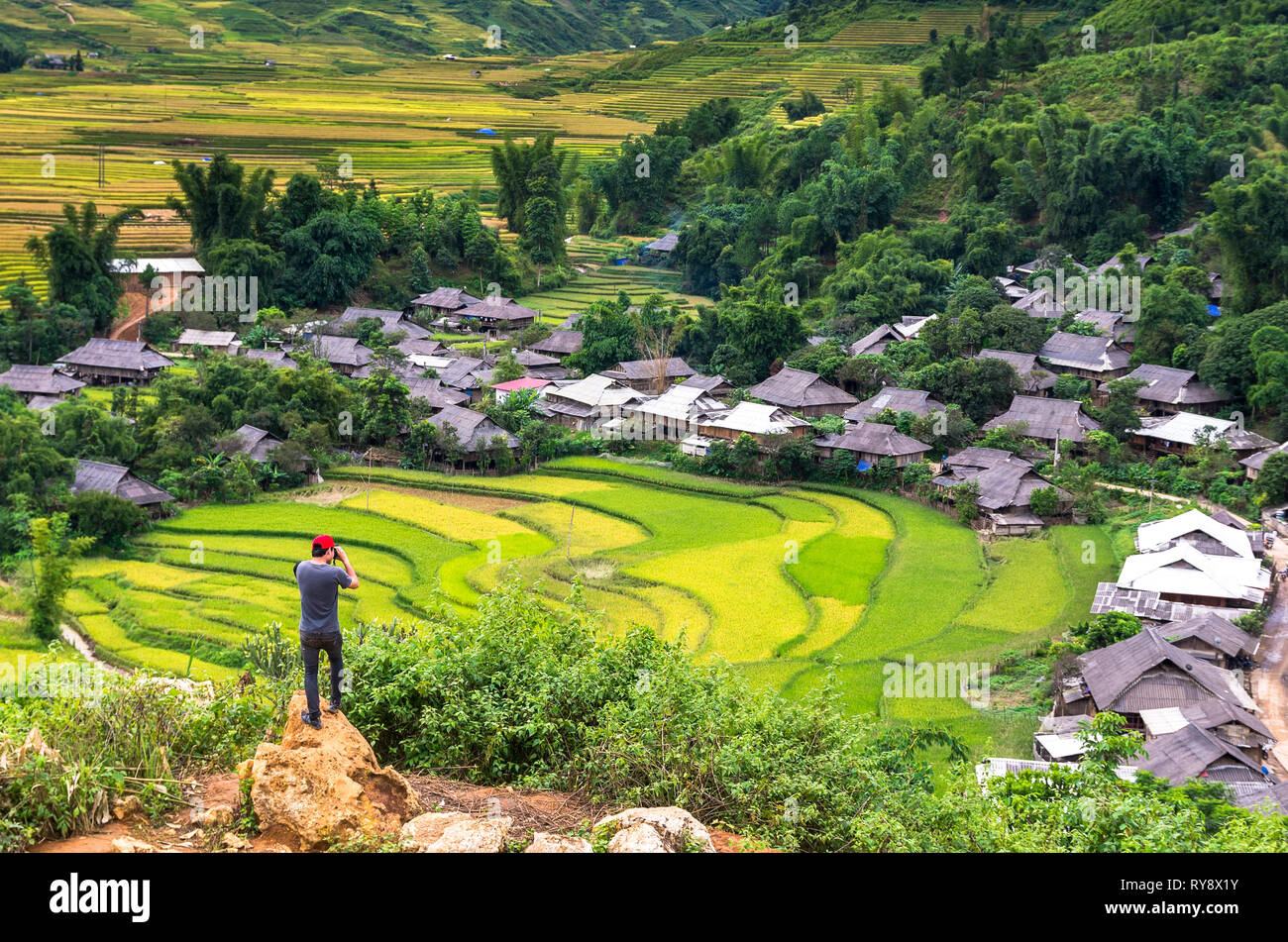 Traaveler scatta foto a campi di riso a terrazze di Tu le District, YenBai provincia, a nord-ovest del Vietnam Foto Stock