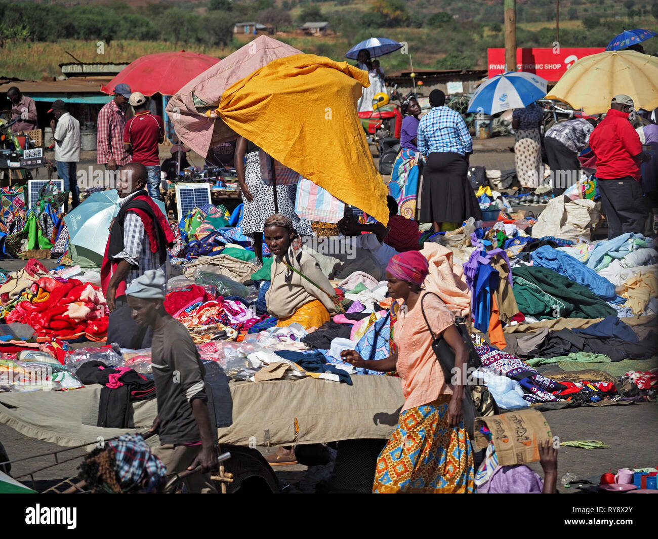 Persone locali svolgono il loro lavoro in un vivace mercato provinciale in Kenya, Africa Foto Stock
