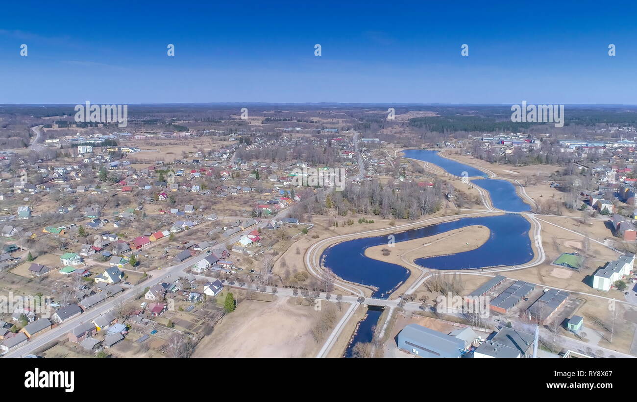 Vista aerea della cittadina di Valka in Lettonia con il fiume come un confine per Valga Estonia Foto Stock