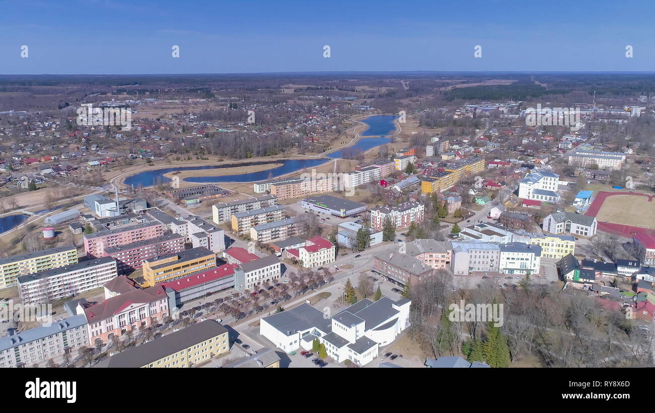 Ci sono un sacco di strutture in cemento armato e delle case nella città di Valga in Estonia e il confine di Valga la Lettonia adottata su una vista aerea Foto Stock