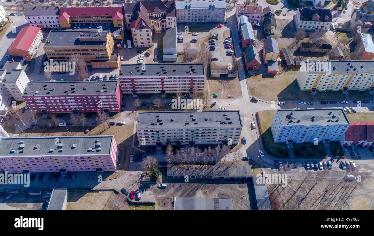 Uno sguardo più da vicino di un'antenna di filmati di edifici in Valga Estonia insieme con altre case in cemento sulla piccola città Foto Stock