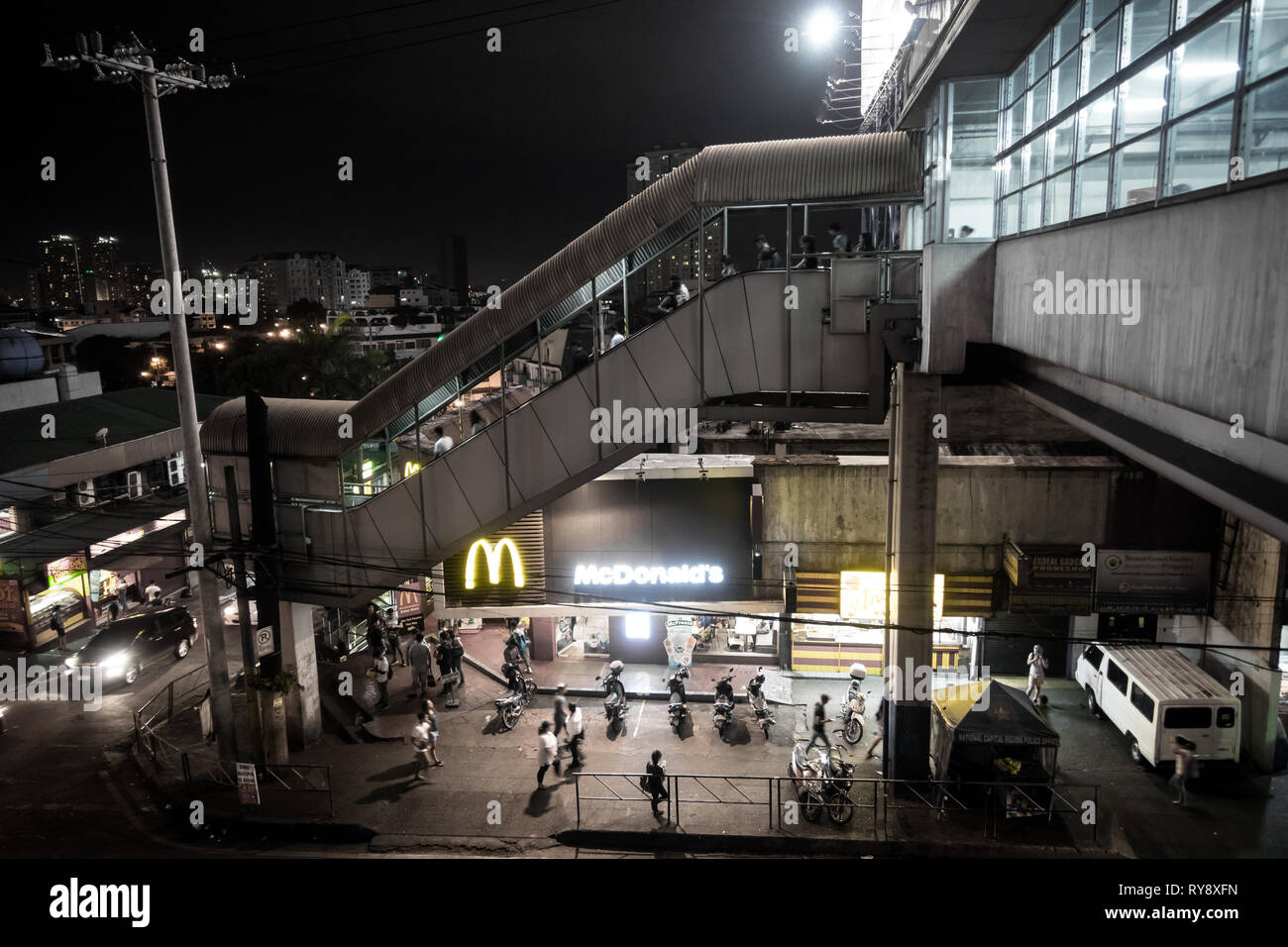 Scalinata pedonale e infrastrutture di Boni dalla stazione MRT, notte tempo in Mandaluyong, Filippine Foto Stock