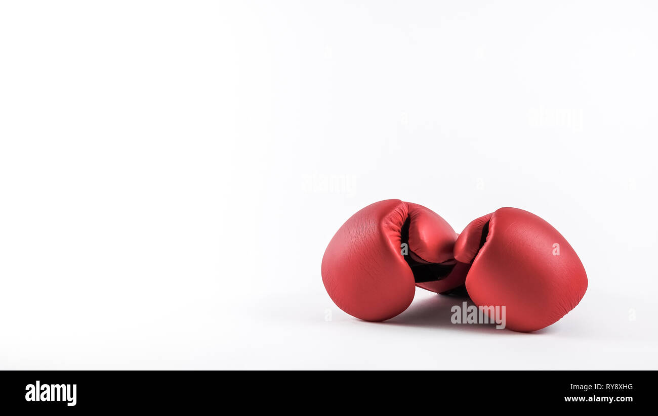 Un paio di guanti da boxe. Pronto a combattere. Concetti per arti marziali, boxe lezioni, boxercise e allenamento, ecc. Posto per il proprio testo / copia spazio. Foto Stock