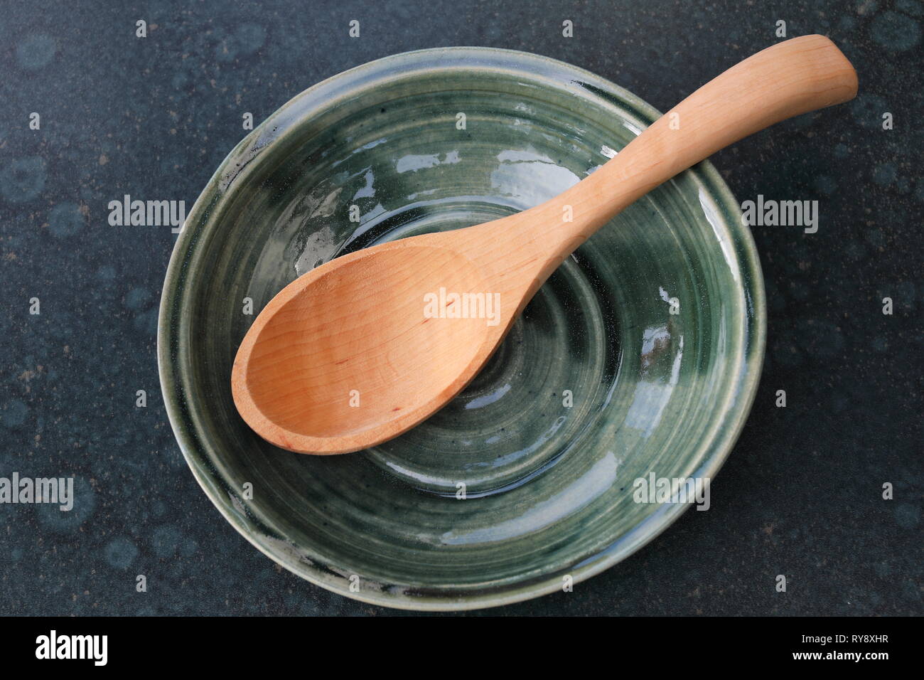 Fatto a mano in ceramica verde con ciotola di legno cucchiaio svedese Foto Stock
