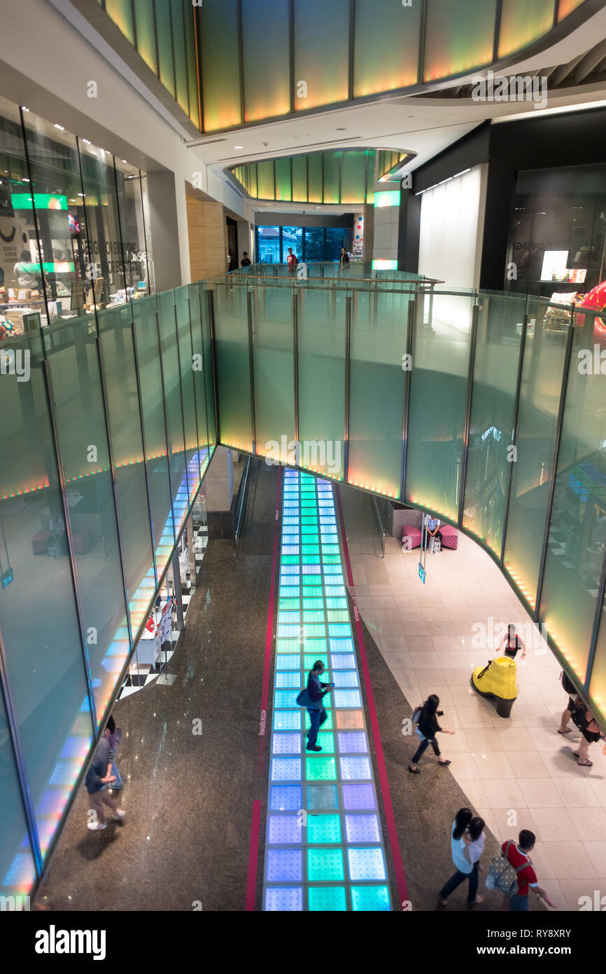 Design futuristico e illuminazione interna al Somerset Mall, Singapore Foto Stock