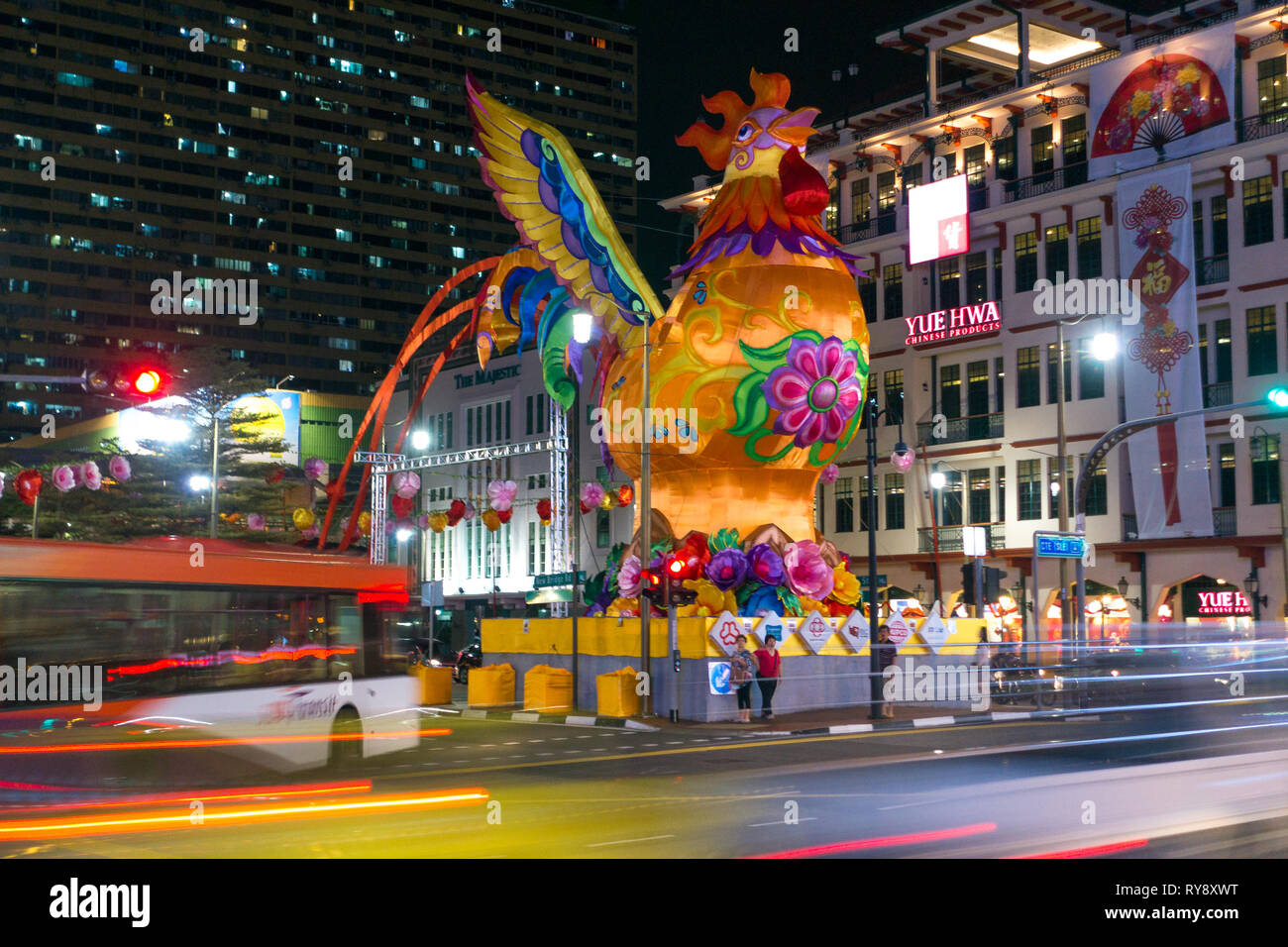 Esposizione a lungo il traffico su Cross Street, con il gigante Lanterna Gallo - Chinatown, Singapore Foto Stock