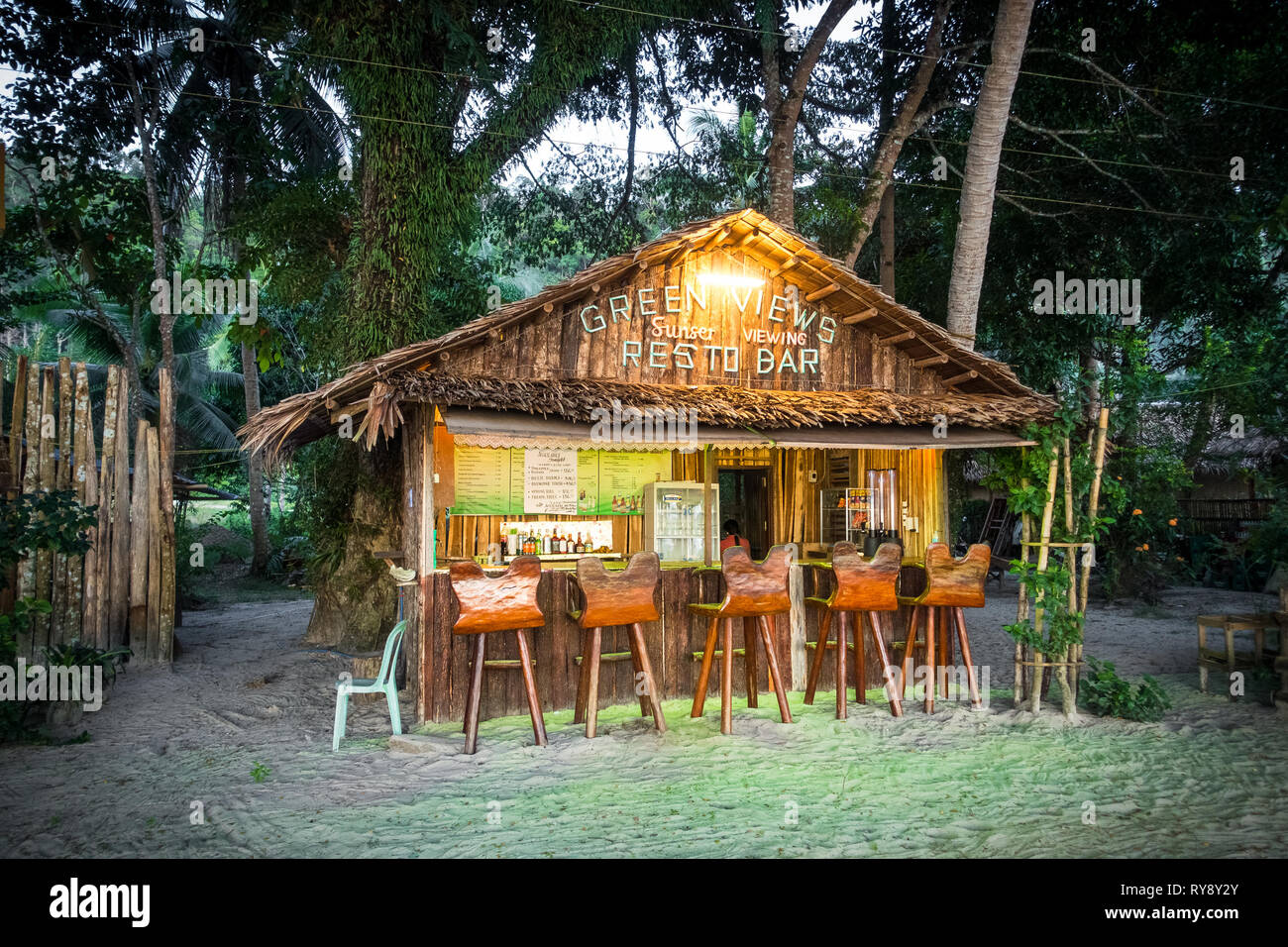 Viste verde Resto, un rustico bar sulla spiaggia a Port Barton, Palawan - Filippine Foto Stock