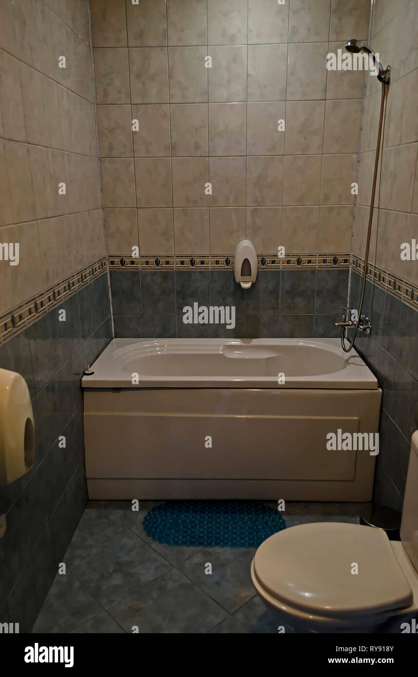 Nuovo e piccolo bagno interno con vasca e le piastrelle, Sofia, Bulgaria Foto Stock