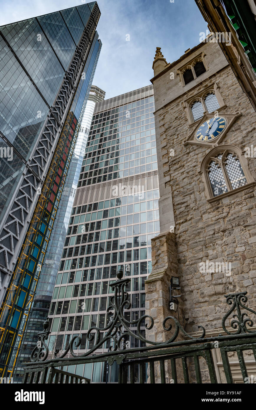 Il XIII secolo St Helen's chiesa Bishopsgate 'Cheesegrater' Edificio Leadenhall fiancheggianti il St Helen's edificio in St Mary Axe Foto Stock