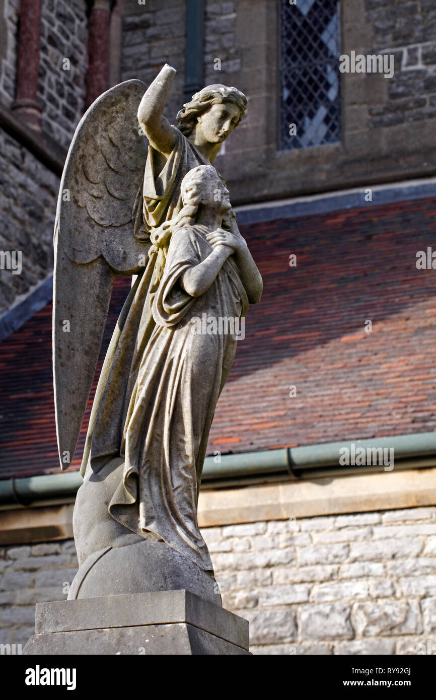 Angelo statua protegge oltre una donna nella vita ultraterrena. Grave memorial, Foto Stock