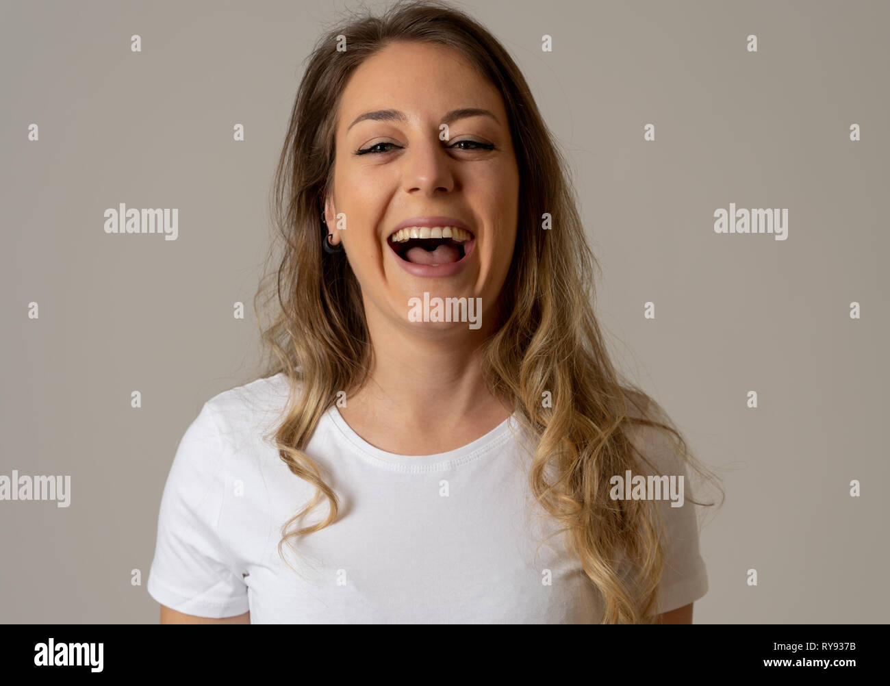 Ritratto di bella donna scioccato vincere la lotteria o avendo grande successo con sorpresa e felice di viso e gesti di espressione del viso umano, Foto Stock