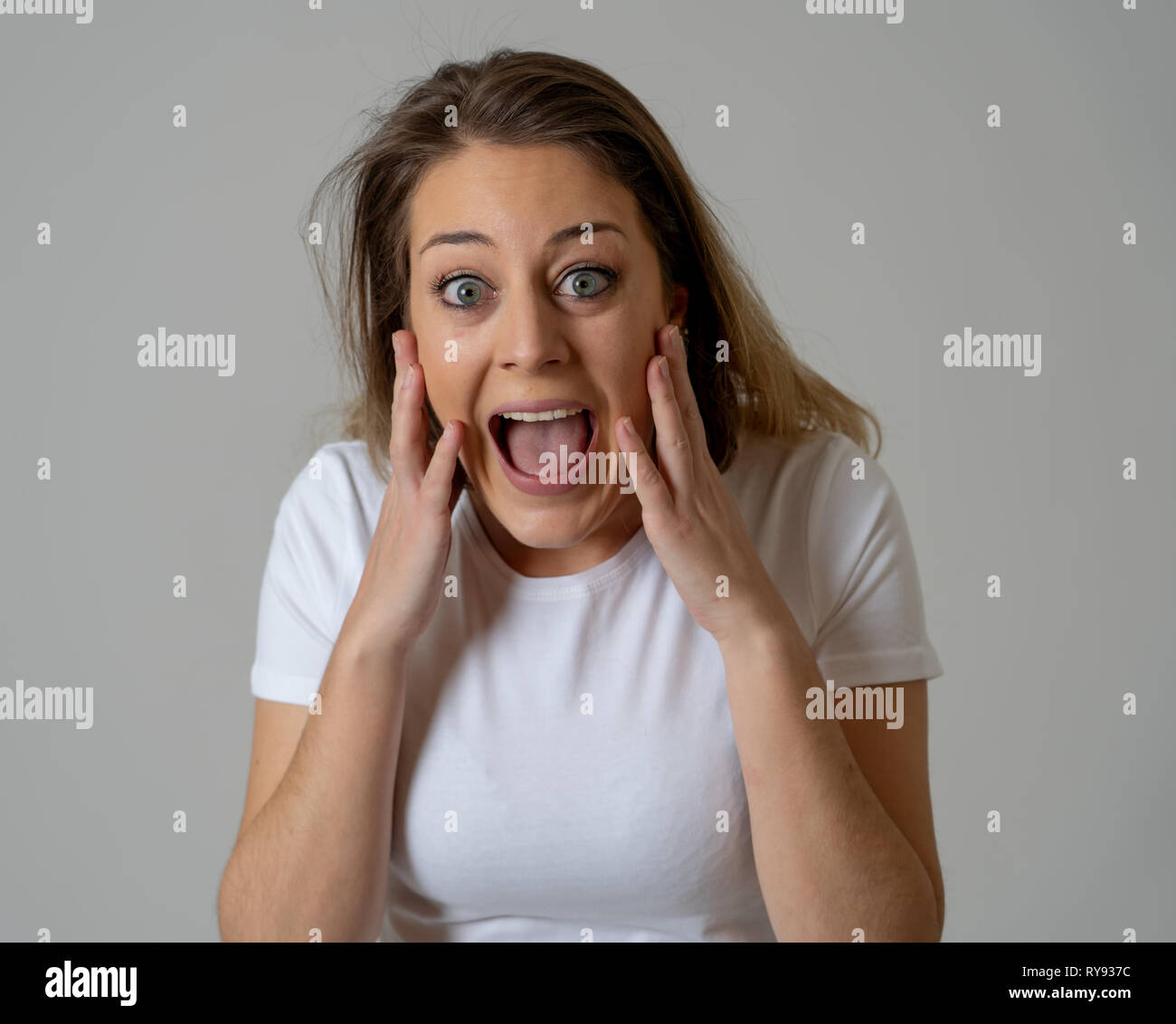 Ritratto di bella donna scioccato vincere la lotteria o avendo grande successo con sorpresa e felice di viso e gesti di espressione del viso umano, Foto Stock
