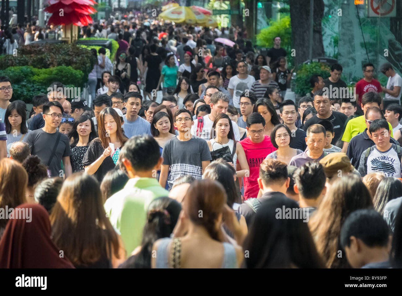 Un folto gruppo di persone in attesa a Crosswalk su Orchard Road, Singapore Foto Stock