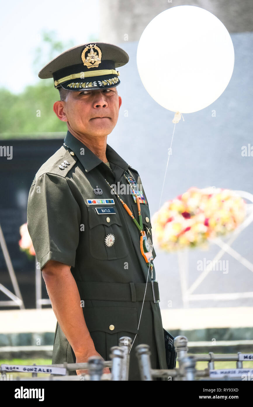 Militari filippini Officer e bianco a palloncino 74a Bataan Giorno Anniversario - Capas Santuario, Tarlac, Filippine Foto Stock