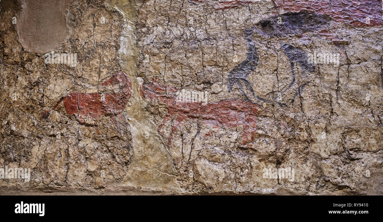 Affresco di una scena in cui una coppia di gru si contrappongono due cervi selvatici. La testa di uno degli uccelli è mancante. 6000 BC, Catalhoyuk collezioni. Mu Foto Stock