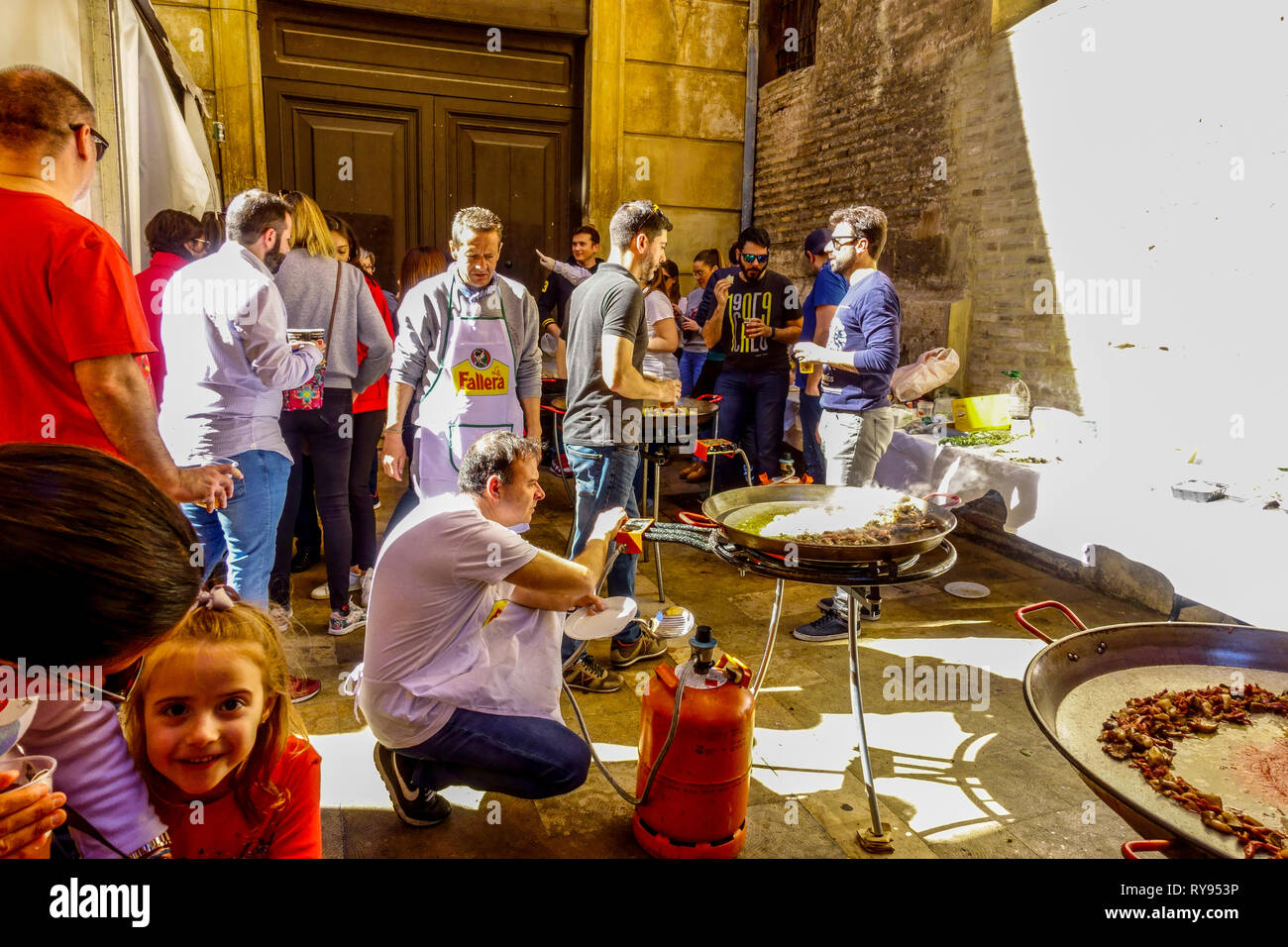 Festa Las Fallas Valencia Street città vecchia Falleros sta preparando una paella durante il famoso festival spagnolo Fallas Valencia paella Spagna Foto Stock