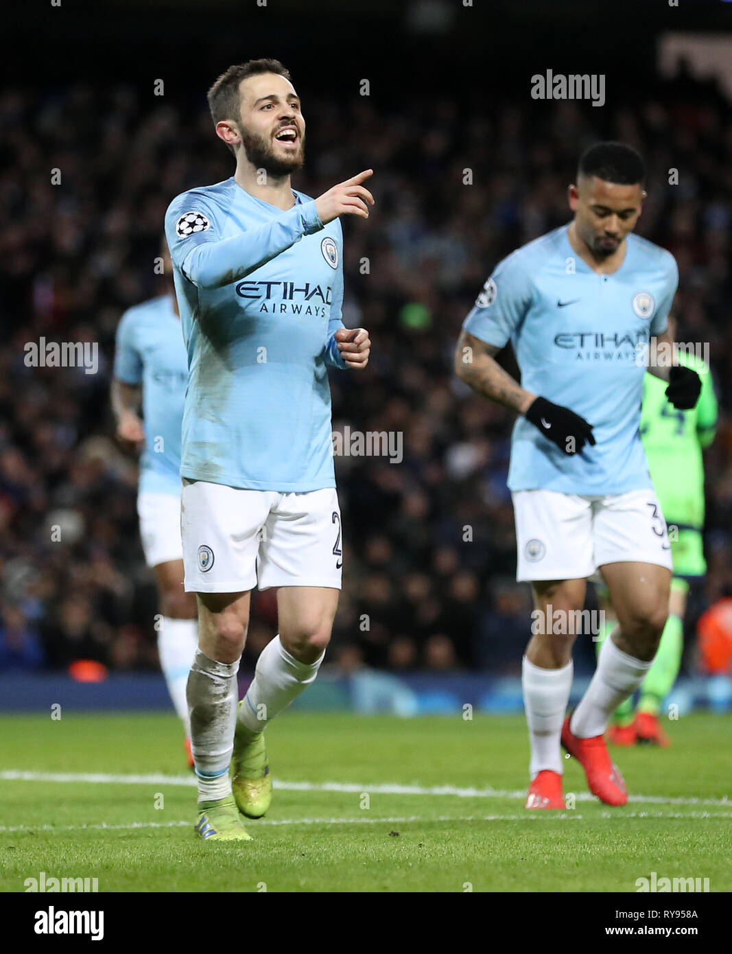 Manchester City's Bernardo Silva punteggio celebra il suo lato del quinto obiettivo del gioco durante la UEFA Champions League round di 16 seconda gamba corrispondono all'Etihad Stadium e Manchester. Foto Stock