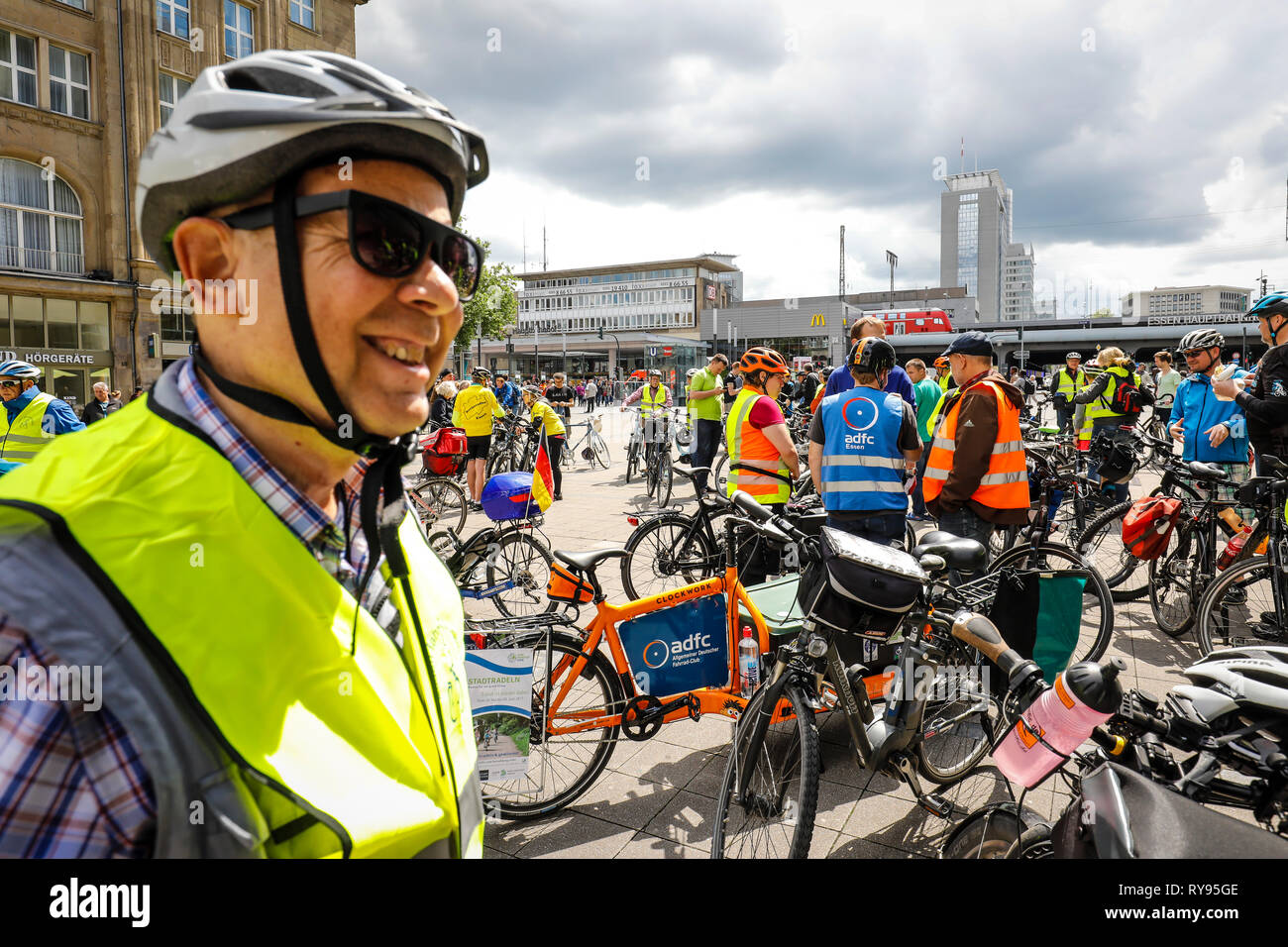 Essen, la zona della Ruhr, Renania settentrionale-Vestfalia, Germania - la città in bicicletta, escursioni in bicicletta per un buon clima, evento, la campagna del clima alleanza, qui l'inizio Foto Stock