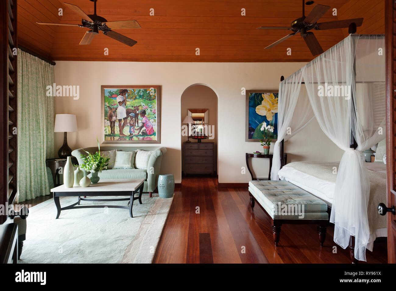 'Rustico camera da letto con letto a baldacchino in Tamarind Cove, Antigua' Foto Stock