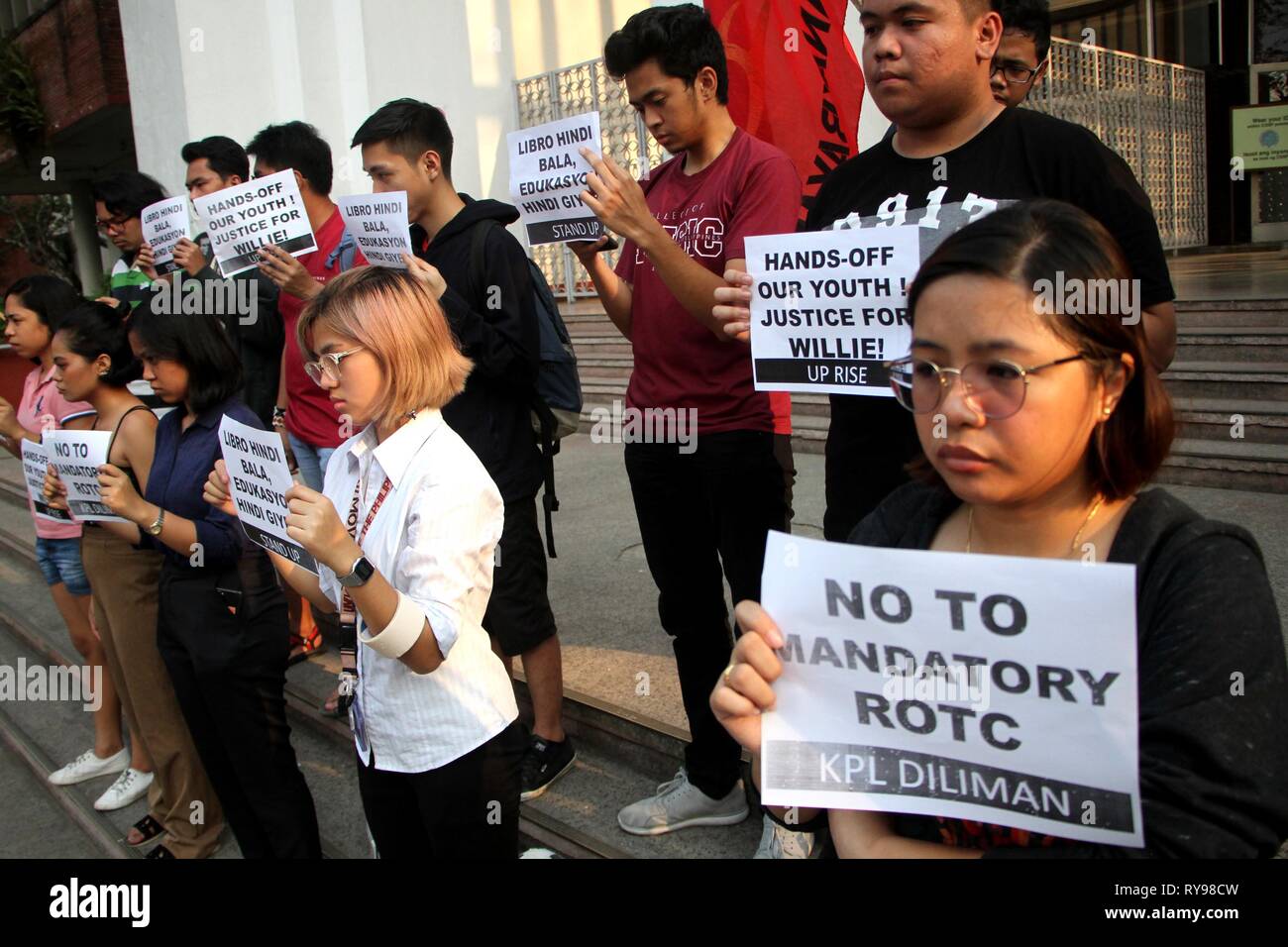 Filippine. Xii Mar, 2019. Gli studenti di università delle Filippine condotta sdegno e proteste a Palma Hall in università delle Filippine Diliman. Il gruppo ha condannato il macabro assassinio di Iloilo Membro Collegio di riserva di pesca degli ufficiali di formazione Corps (ROTC) cadet Willie Amihoy e i gruppi giovanili di intensificare le chiamate contro il ROTC obbligatorio e proseguito lo stato sponsorizzato la violenza nelle scuole. Willie Amihoy è stato colpito con un tubo di metallo e presumibilmente ucciso da un suo comandante del corpo all'interno dei boys' CR. Credito: Gregorio B. Dantes Jr./Pacific Press/Alamy Live News Foto Stock