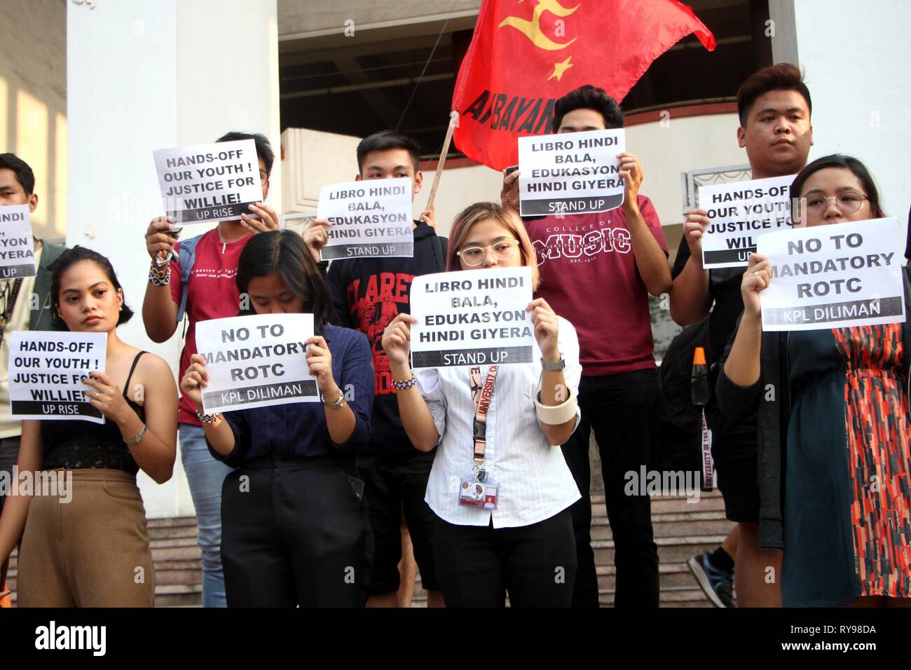 Filippine. Xii Mar, 2019. Gli studenti di università delle Filippine condotta sdegno e proteste a Palma Hall in università delle Filippine Diliman. Il gruppo ha condannato il macabro assassinio di Iloilo Membro Collegio di riserva di pesca degli ufficiali di formazione Corps (ROTC) cadet Willie Amihoy e i gruppi giovanili di intensificare le chiamate contro il ROTC obbligatorio e proseguito lo stato sponsorizzato la violenza nelle scuole. Willie Amihoy è stato colpito con un tubo di metallo e presumibilmente ucciso da un suo comandante del corpo all'interno dei boys' CR. Credito: Gregorio B. Dantes Jr./Pacific Press/Alamy Live News Foto Stock