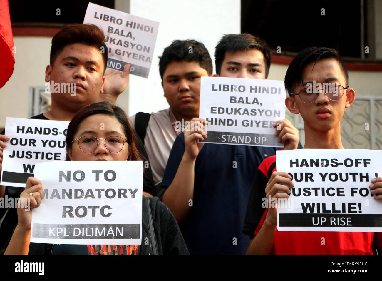 Filippine. Xii Mar, 2019. Gli studenti di università delle Filippine condotta sdegno e proteste a Palma Hall in università delle Filippine Diliman. Il gruppo ha condannato il macabro assassinio di Iloilo Membro Collegio di riserva di pesca degli ufficiali di formazione Corps (ROTC) cadet Willie Amihoy e i gruppi giovanili di intensificare le chiamate contro il ROTC obbligatorio e proseguito lo stato sponsorizzato la violenza nelle scuole. Willie Amihoy è stato colpito con un tubo di metallo e presumibilmente ucciso da un suo comandante del corpo all'interno dei boys' CR. Credito: Gregorio B. Dantes Jr./Pacific Press/Alamy Live News Foto Stock