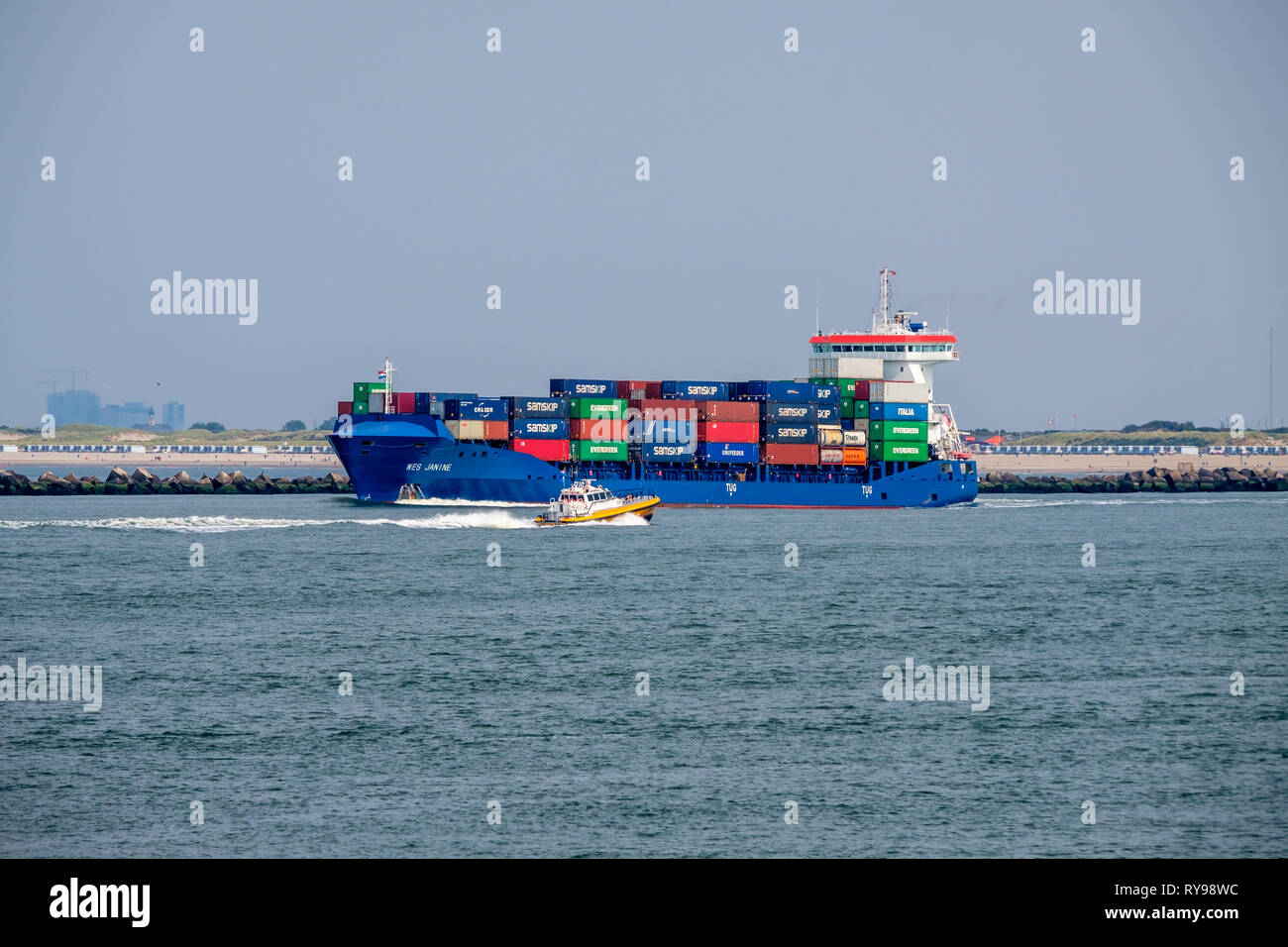 Piccola barca pilota passa andando sul mare nave container Foto Stock