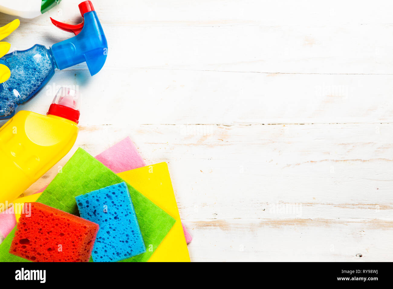 Prodotto di pulizia per uso domestico, su bianco vista dall'alto. Foto Stock